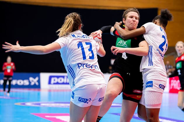 Handball, Frauen: WM 2019, Vorrunde, Gruppe B, 4. Spieltag , Deutschland - Frankreich Manon Houette (Frankreich), Alina Grijseels (Deutschland Dortmund), Beatrice Edwige (Frankreich) Yamaga Yamaga Overall Gymnasium Kumamoto Japan