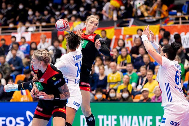 Handball, Frauen: WM 2019, Vorrunde, Gruppe B, 4. Spieltag , Deutschland - Frankreich Luisa Schulze (Deutschland Bietigheim), Beatrice Edwige (Frankreich), Evgenija Minevskaja (Deutschland Brest), Alexandra Lacrabere (Frankreich) Yamaga Yamaga Overall Gymnasium Kumamoto Japan