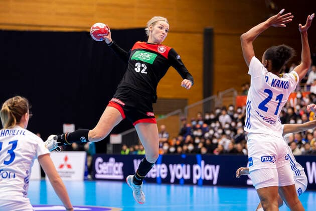 Handball, Frauen: WM 2019, Vorrunde, Gruppe B, 4. Spieltag , Deutschland - Frankreich Evgenija Minevskaja (Deutschland Brest), Orlane Kanor (Frankreich) Yamaga Yamaga Overall Gymnasium Kumamoto Japan