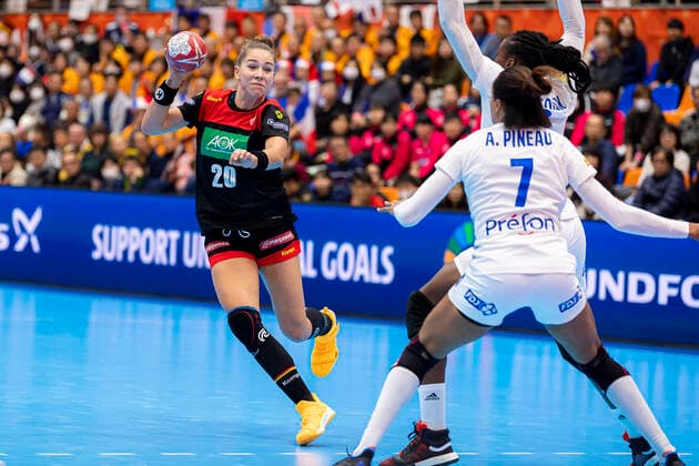 Handball, Frauen: WM 2019, Vorrunde, Gruppe B, 4. Spieltag , Deutschland - Frankreich Emily Boelk Bölk (Deutschland Thueringer HC), Allison Pineau (Frankreich) Yamaga Yamaga Overall Gymnasium Kumamoto Japan