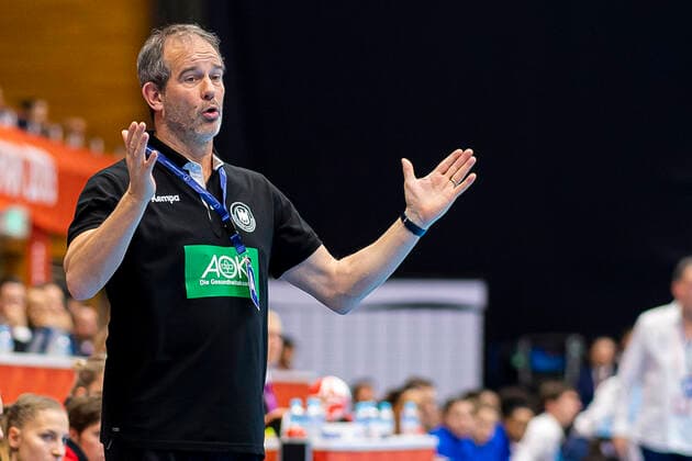 Handball, Frauen: WM 2019, Vorrunde, Gruppe B, 4. Spieltag , Deutschland - Frankreich Trainer Henk Groener (Deutschland) Yamaga Yamaga Overall Gymnasium Kumamoto Japan