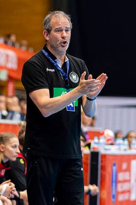 Handball, Frauen: WM 2019, Vorrunde, Gruppe B, 4. Spieltag , Deutschland - Frankreich Trainer Henk Groener (Deutschland) Yamaga Yamaga Overall Gymnasium Kumamoto Japan