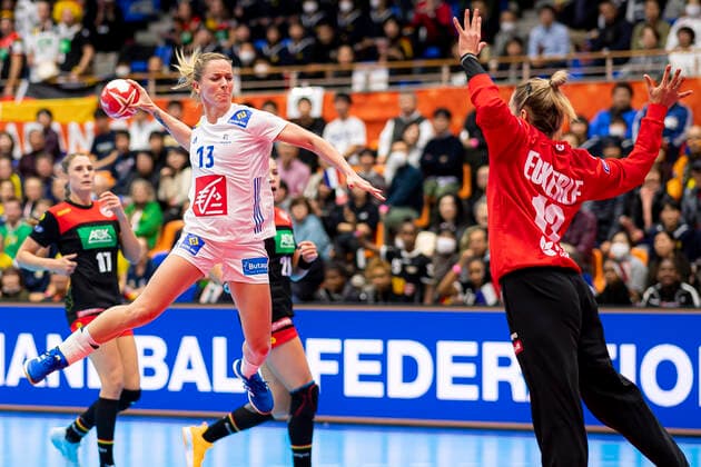 Handball, Frauen: WM 2019, Vorrunde, Gruppe B, 4. Spieltag , Deutschland - Frankreich v.li. Manon Houette (Frankreich), Torhueterin Dinah Eckerle (Deutschland SG BBM Bietigheim) Yamaga Yamaga Overall Gymnasium Kumamoto Japan