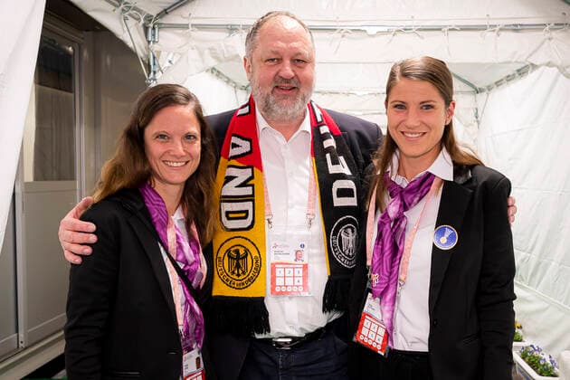 Handball, Frauen: WM 2019, Vorrunde, Gruppe B, 4. Spieltag , Deutschland - Frankreich DHB Schiedsrichterin Maike Merz mit DHB Präsident Andreas Michelmann und Schiedsrichterin Tanja Kuttler Yamaga Yamaga Overall Gymnasium Kumamoto Japan