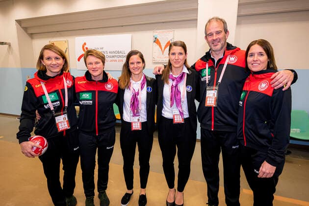 Handball, Frauen: WM 2019, Vorrunde, Gruppe B, 4. Spieltag , Deutschland - Frankreich v.li. Maren Baumbach, Co-Trainerin Heike Horstmann (Deutschland), Schiedsrichterin Maike Merz, Schiedsrichterin Tanja Kuttler, Trainer Henk Groener (Deutschland), Co-Trainerin Debbie Klijn (Deutschland) Yamaga Yamaga Overall Gymnasium Kumamoto Japan