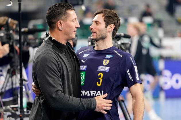 v.li.: Stefan Kretzschmar (TV, Experte) und Uwe Gensheimer (RNL, 3) begrüßen sich, Begrüßung vor dem Spiel, 04.12.2019, Mannheim (Deutschland), Handball, DHB-Pokal, Rhein-Neckar Löwen - TSV Hannover-Burgdorf