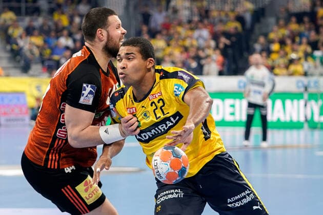 v.li.: Ilija Brozovic (Hannover, 44), Mads Mensah Larsen (RNL, 22), Zweikampf, Spielszene, Duell, duel, tackle, tackling, Dynamik, Action, Aktion, 04.12.2019, Mannheim (Deutschland), Handball, DHB-Pokal, Rhein-Neckar Löwen - TSV Hannover-Burgdorf
