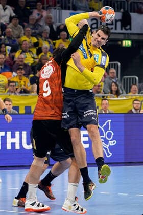 v.li.: Mait Patrail (Hannover, 9), Andre Schmid (Andy Schmid, RNL, 2), Zweikampf, Spielszene, Duell, duel, tackle, tackling, Dynamik, Action, Aktion, 04.12.2019, Mannheim (Deutschland), Handball, DHB-Pokal, Rhein-Neckar Löwen - TSV Hannover-Burgdorf