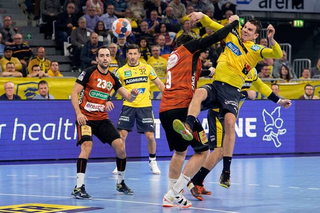v.li.: Mait Patrail (Hannover, 9), Andre Schmid (Andy Schmid, RNL, 2), Zweikampf, Spielszene, Duell, duel, tackle, tackling, Dynamik, Action, Aktion, 04.12.2019, Mannheim (Deutschland), Handball, DHB-Pokal, Rhein-Neckar Löwen - TSV Hannover-Burgdorf