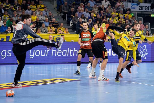 v.li.: Domenico Ebner (Torwart, Hannover, 1), Mait Patrail (Hannover, 9), Andre Schmid (Andy Schmid, RNL, 2), Zweikampf, Spielszene, Duell, duel, tackle, tackling, Dynamik, Action, Aktion, 04.12.2019, Mannheim (Deutschland), Handball, DHB-Pokal, Rhein-Neckar Löwen - TSV Hannover-Burgdorf