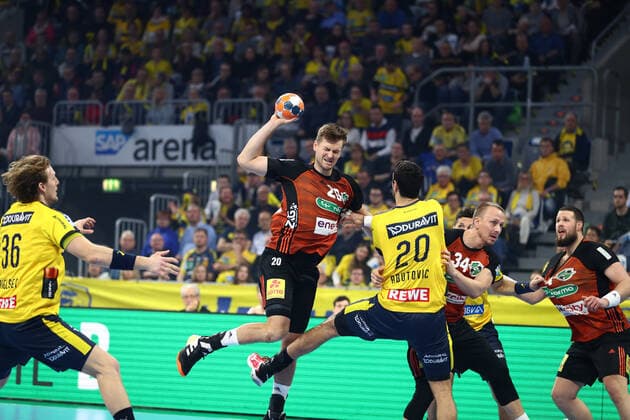 Fabian Boehm (TSV Hannover Burgdorf) im Zweikampf mit Ilija Abutovic (Rhein Neckar Loewen), Rhein Neckar Loewen vs TSV Hannover Burgdorf, Handball, DHB Pokal, 04.12.2019 Foto Eibner Rhein Neckar Loewen vs TSV Hannover Burgdorf, Handball, DHB Pokal, 04.12.2019 Mannheim Copyright: xNeisx Eibner-Pressefotox EP_ans