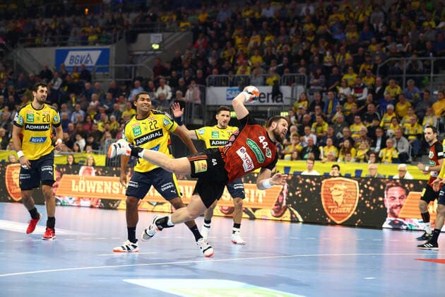 Ilija Brozovic (TSV Hannover Burgdorf) setzt sich gegen Mads Mensah (Rhein Neckar Loewen) durch, Rhein Neckar Loewen vs TSV Hannover Burgdorf, Handball, DHB Pokal, 04.12.2019 Foto Eibner Rhein Neckar Loewen vs TSV Hannover Burgdorf, Handball, DHB Pokal, 04.12.2019 Mannheim Copyright: xNeisx Eibner-Pressefotox EP_ans