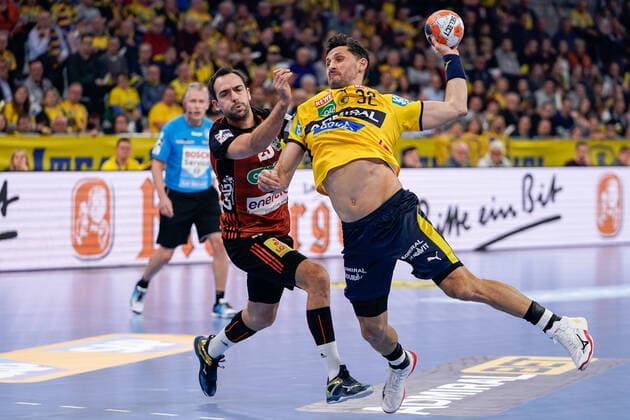 v.li.: Cristian Ugalde Garcia (Hannover, 23), Alexander Petersson (RNL, 32), Zweikampf, Spielszene, Duell, duel, tackle, tackling, Dynamik, Action, Aktion, 04.12.2019, Mannheim (Deutschland), Handball, DHB-Pokal, Rhein-Neckar Löwen - TSV Hannover-Burgdorf