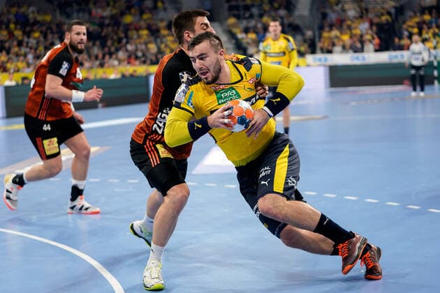 v.li.: Nejc Cehte (Hannover, 3), Jannik Kohlbacher (RNL, 80), Zweikampf, Spielszene, Duell, duel, tackle, tackling, Dynamik, Action, Aktion, 04.12.2019, Mannheim (Deutschland), Handball, DHB-Pokal, Rhein-Neckar Löwen - TSV Hannover-Burgdorf