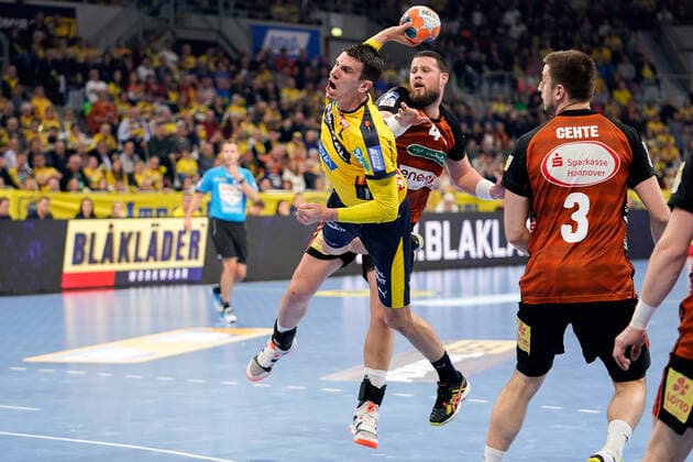 v.li.: Andre Schmid (Andy Schmid, RNL, 2), Ilija Brozovic (Hannover, 44), Nejc Cehte (Hannover, 3), beim Sprungwurf, Wurf, Torwurf, Action, Aktion, Spielszene, 04.12.2019, Mannheim (Deutschland), Handball, DHB-Pokal, Rhein-Neckar Löwen - TSV Hannover-Burgdorf