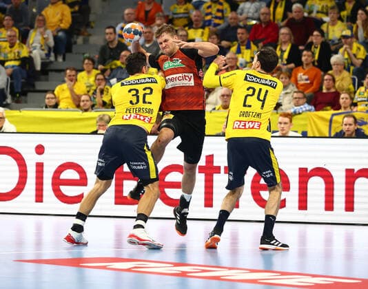Fabian Boehm (TSV Hannover Burgdorf) im Zweikampf mit Alexander Petersson (Rhein Neckar Loewen) und Patrick Groetzki (Rhein Neckar Loewen), Rhein Neckar Loewen vs TSV Hannover Burgdorf, Handball, DHB Pokal, 04.12.2019 Foto Eibner Rhein Neckar Loewen vs TSV Hannover Burgdorf, Handball, DHB Pokal, 04.12.2019 Mannheim Copyright: xNeisx Eibner-Pressefotox EP_ans
