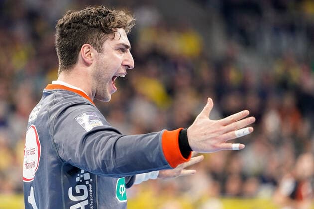 Sport Bilder des Tages Domenico Ebner (Torwart, Hannover, 1), Jubel, jubeln, jubelt, celebration, Freude, zuversichtlich, optimistisch, Spielszene, Einzelbild, Aktion, Action, 04.12.2019, Mannheim (Deutschland), Handball, DHB-Pokal, Rhein-Neckar Löwen - TSV Hannover-Burgdorf