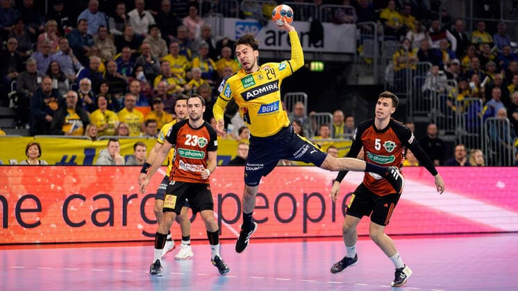v.li.: Cristian Ugalde Garcia (Hannover, 23), Patrick Groetzki (RNL, 24) am Ball, Ivan Martinovic (Hannover, 5), beim Sprungwurf, Wurf, Torwurf, Action, Aktion, Spielszene, 04.12.2019, Mannheim (Deutschland), Handball, DHB-Pokal, Rhein-Neckar Löwen - TSV Hannover-Burgdorf