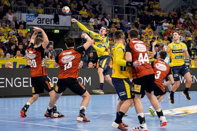 v.li.: Fabian Böhm (Hannover, 20), Evgeni Pevnov (Hannover, 14), Andre Schmid (Andy Schmid, RNL, 2), beim Sprungwurf, Wurf, Torwurf, Action, Aktion, Spielszene, 04.12.2019, Mannheim (Deutschland), Handball, DHB-Pokal, Rhein-Neckar Löwen - TSV Hannover-Burgdorf