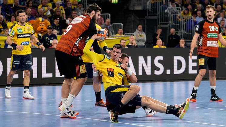 v.li.: Mait Patrail (Hannover, 9), Andre Schmid (Andy Schmid, RNL, 2) am Ball, Ilija Brozovic (Hannover, 44), Zweikampf, Spielszene, Duell, duel, tackle, tackling, Dynamik, Action, Aktion, 04.12.2019, Mannheim (Deutschland), Handball, DHB-Pokal, Rhein-Neckar Löwen - TSV Hannover-Burgdorf