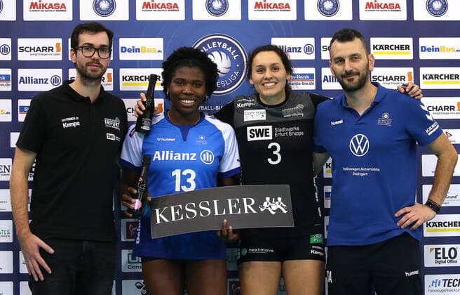 BAU 04.12.2019 Stuttgart Volleyball Allianz MTV Stuttgart vs. Schwarz-Weiß Erfurt, Most valuable player, v.l. Trainer Florian Völker (Erfurt), Krystal Rivers (Stuttgart), Halli Amaron (Erfurt), Trainer Giannis Athanasopoulos (Stuttgart)