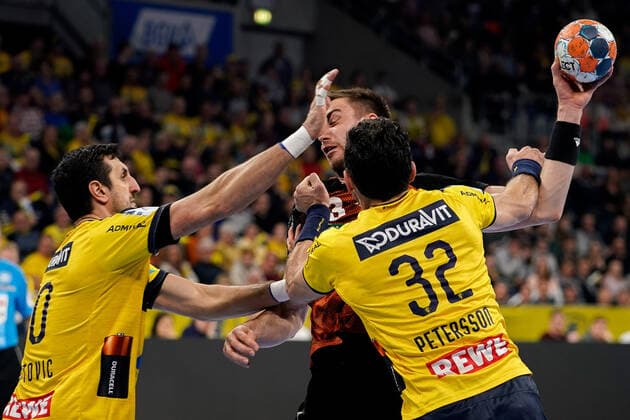 v.li.: Ilija Abutovic (RNL, 20), Nejc Cehte (Hannover, 3), Alexander Petersson (RNL, 32), Zweikampf, Spielszene, Duell, duel, tackle, tackling, Dynamik, Action, Aktion, 04.12.2019, Mannheim (Deutschland), Handball, DHB-Pokal, Rhein-Neckar Löwen - TSV Hannover-Burgdorf