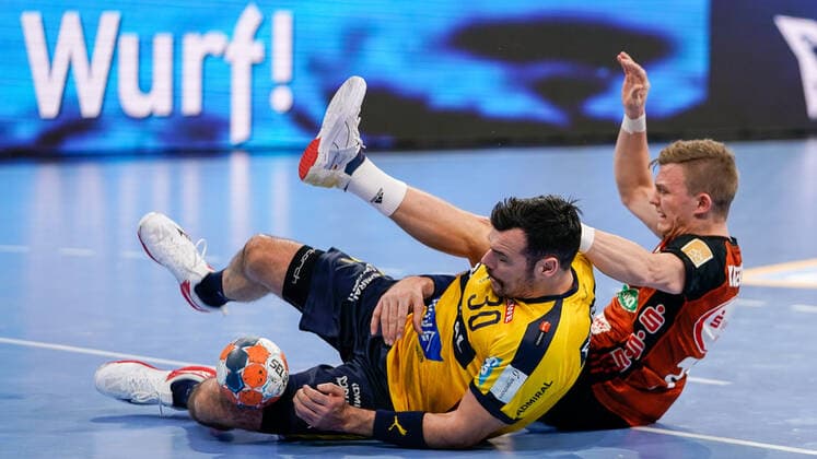 v.li.: Gedeon Guardiola (RNL, 30), Timo Kastening (Hannover, 73), Zweikampf, Spielszene, Duell, duel, tackle, tackling, Dynamik, Action, Aktion, 04.12.2019, Mannheim (Deutschland), Handball, DHB-Pokal, Rhein-Neckar Löwen - TSV Hannover-Burgdorf