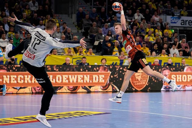v.li.: Andreas Palicka (Torwart, RNL, 12), Timo Kastening (Hannover, 73), beim Sprungwurf, Wurf, Torwurf, Action, Aktion, Spielszene, 04.12.2019, Mannheim (Deutschland), Handball, DHB-Pokal, Rhein-Neckar Löwen - TSV Hannover-Burgdorf