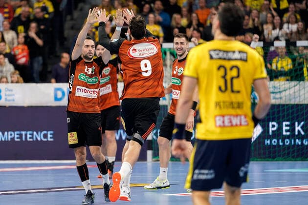 v.li.: Cristian Ugalde Garcia (Hannover, 23) und Mait Patrail (Hannover, 9), jubeln über ein Tor, Jubel, Torjubel, Torerfolg, celebrate the goal, goal, celebration, Jubel ueber das Tor, optimistisch, Spielszene, Highlight, Action, Aktion, 04.12.2019, Mannheim (Deutschland), Handball, DHB-Pokal, Rhein-Neckar Löwen - TSV Hannover-Burgdorf