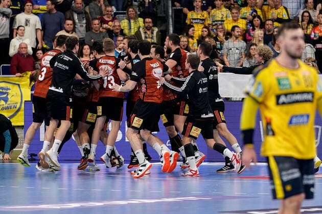 Spieler vom TSV Hannover-Burgdorf (Die Recken), Jubel nach dem Schlusspfiff, Sieg, Sieger, Gewinner, jubelt, jubeln, Freude, optimistisch, Highlight, Action, Aktion, 04.12.2019, Mannheim (Deutschland), Handball, DHB-Pokal, Rhein-Neckar Löwen - TSV Hannover-Burgdorf