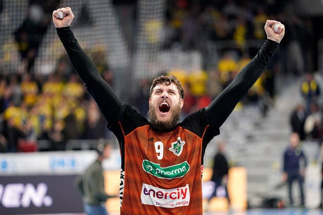 Bilder des Jahres 2019, Sport 12 Dezember Sport Themen der Woche KW49 Sport Bilder des Tages Mait Patrail (Hannover, 9), Jubel nach dem Schlusspfiff, Sieg, Sieger, Gewinner, jubelt, jubeln, Freude, optimistisch, Highlight, Einzelbild, Aktion, Action, 04.12.2019, Mannheim (Deutschland), Handball, DHB-Pokal, Rhein-Neckar Löwen - TSV Hannover-Burgdorf *** Mait Patrail Hannover, 9 , cheers after the final whistle, victory, winner, winner, cheers, cheers, joy, optimistic, highlight, single picture, action, action, 04 12 2019, Mannheim Germany , handball, DHB Cup, Rhein Neckar Löwen TSV Hannover Burgdorf xozx