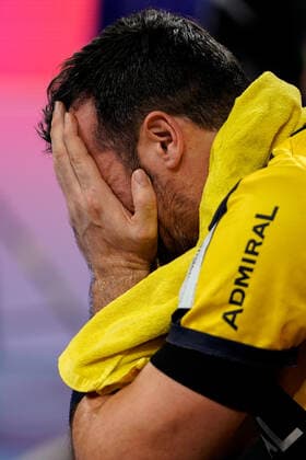 Gedeon Guardiola (RNL, 30) weint nach der Niederlage, enttäuscht über die Niederlage, Enttäuschung nach dem Schlusspfiff, Highlight, Verlierer, verloren, Frustration, disappointed, pessimistisch, 04.12.2019, Mannheim (Deutschland), Handball, DHB-Pokal, Rhein-Neckar Löwen - TSV Hannover-Burgdorf