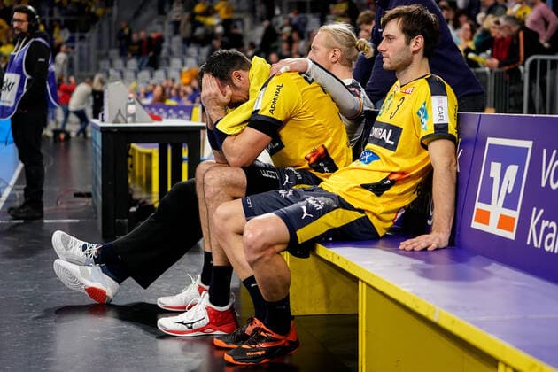 Sport Bilder des Tages v.li.: Mikael Alf Appelgren (Torwart, RNL, 1), Gedeon Guardiola (RNL, 30) weint, Uwe Gensheimer (RNL, 3), enttäuscht über die Niederlage, Enttäuschung nach dem Schlusspfiff, Highlight, Verlierer, verloren, Frustration, disappointed, pessimistisch, 04.12.2019, Mannheim (Deutschland), Handball, DHB-Pokal, Rhein-Neckar Löwen - TSV Hannover-Burgdorf
