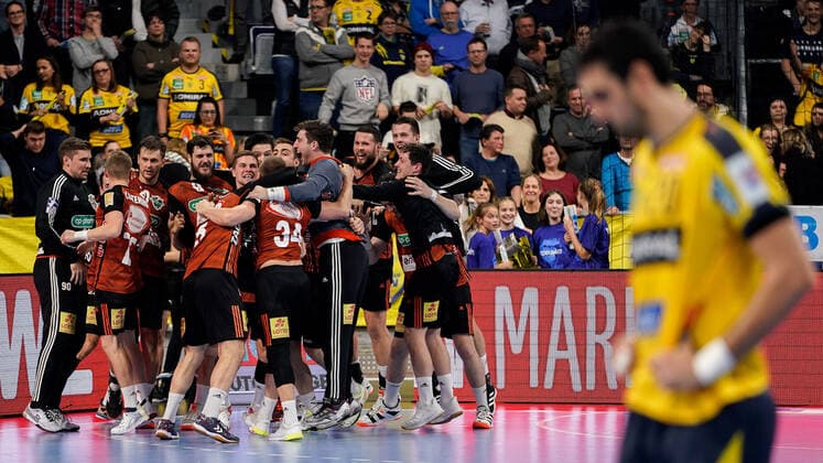 Sport Bilder des Tages Spieler vom TSV Hannover-Burgdorf (Die Recken), Jubel nach dem Schlusspfiff, Sieg, Sieger, Gewinner, jubelt, jubeln, Freude, optimistisch, Highlight, Action, Aktion, 04.12.2019, Mannheim (Deutschland), Handball, DHB-Pokal, Rhein-Neckar Löwen - TSV Hannover-Burgdorf