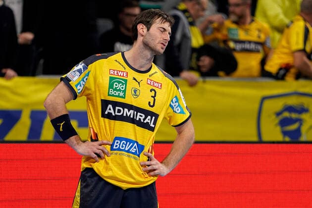 Uwe Gensheimer (RNL, 3), enttäuscht über die Niederlage, Enttäuschung nach dem Schlusspfiff, Highlight, Verlierer, verloren, Frustration, disappointed, pessimistisch, 04.12.2019, Mannheim (Deutschland), Handball, DHB-Pokal, Rhein-Neckar Löwen - TSV Hannover-Burgdorf