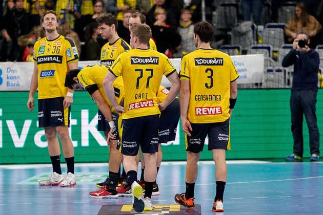 Spieler der Rhein-Neckar-Löwen, enttäuscht über die Niederlage, Enttäuschung nach dem Schlusspfiff, Highlight, Verlierer, verloren, Frustration, disappointed, pessimistisch, 04.12.2019, Mannheim (Deutschland), Handball, DHB-Pokal, Rhein-Neckar Löwen - TSV Hannover-Burgdorf