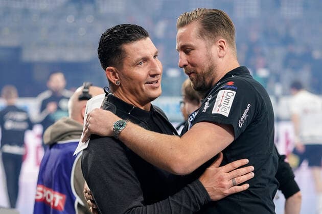 v.li.: Stefan Kretzschmar (TV, Experte) und Oliver Roggisch (Sportlicher Leiter, RNL) begrüßen sich vor dem Spiel, Begrüßung, Freude, freundlich, fröhlich, glücklich, strahlend, optimistisch, 04.12.2019, Mannheim (Deutschland), Handball, DHB-Pokal, Rhein-Neckar Löwen - TSV Hannover-Burgdorf