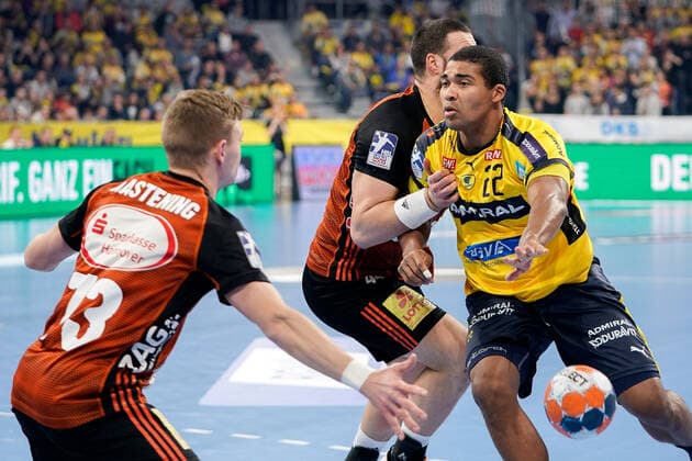 v.li.: Timo Kastening (Hannover, 73), Ilija Brozovic (Hannover, 44), Mads Mensah Larsen (RNL, 22), Zweikampf, Spielszene, Duell, duel, tackle, tackling, Dynamik, Action, Aktion, 04.12.2019, Mannheim (Deutschland), Handball, DHB-Pokal, Rhein-Neckar Löwen - TSV Hannover-Burgdorf