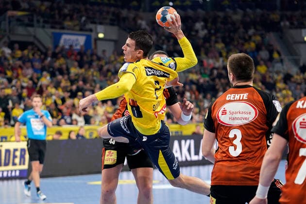 v.li.: Andre Schmid (Andy Schmid, RNL, 2), Ilija Brozovic (Hannover, 44), Nejc Cehte (Hannover, 3), beim Sprungwurf, Wurf, Torwurf, Action, Aktion, Spielszene, 04.12.2019, Mannheim (Deutschland), Handball, DHB-Pokal, Rhein-Neckar Löwen - TSV Hannover-Burgdorf