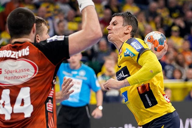 Andre Schmid (Andy Schmid, RNL, 2) beim Torwurf, Einzelbild, Aktion, Action, 04.12.2019, Mannheim (Deutschland), Handball, DHB-Pokal, Rhein-Neckar Löwen - TSV Hannover-Burgdorf