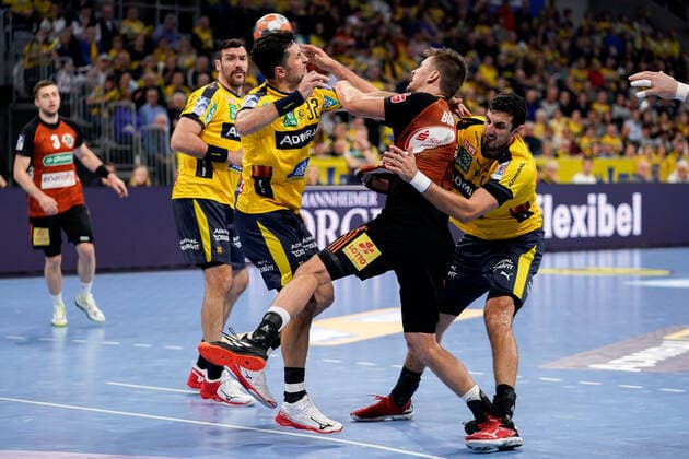 v.li.: Gedeon Guardiola (RNL, 30), Alexander Petersson (RNL, 32), Fabian Böhm (Hannover, 20), Ilija Abutovic (RNL, 20), Zweikampf, Spielszene, Duell, duel, tackle, tackling, Dynamik, Action, Aktion, 04.12.2019, Mannheim (Deutschland), Handball, DHB-Pokal, Rhein-Neckar Löwen - TSV Hannover-Burgdorf