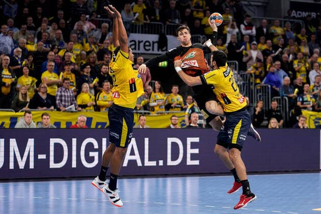 v.li.: Mads Mensah Larsen (RNL, 22), Ivan Martinovic (Hannover, 5), Ilija Abutovic (RNL, 20), Zweikampf, Spielszene, Duell, duel, tackle, tackling, Dynamik, Action, Aktion, 04.12.2019, Mannheim (Deutschland), Handball, DHB-Pokal, Rhein-Neckar Löwen - TSV Hannover-Burgdorf