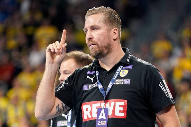 Oliver Roggisch (Sportlicher Leiter, RNL) hebt den Zeigefinger, gibt Anweisungen, gestikuliert, mit den Armen gestikulieren, gives instructions, gesticulate, Einzelbild, Aktion, Action, 04.12.2019, Mannheim (Deutschland), Handball, DHB-Pokal, Rhein-Neckar Löwen - TSV Hannover-Burgdorf