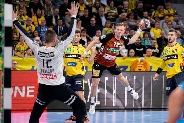 v.li.: Andreas Palicka (Torwart, RNL, 12), Uwe Gensheimer (RNL, 3), Timo Kastening (Hannover, 73), Jannik Kohlbacher (RNL, 80), beim Sprungwurf, Wurf, Torwurf, Action, Aktion, Spielszene, 04.12.2019, Mannheim (Deutschland), Handball, DHB-Pokal, Rhein-Neckar Löwen - TSV Hannover-Burgdorf