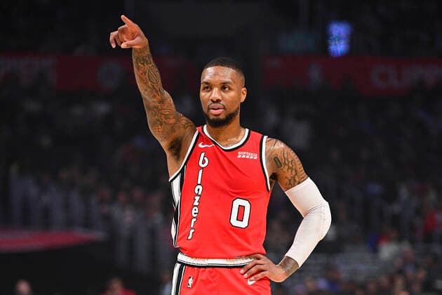 LOS ANGELES, CA - DECEMBER 03: Portland Trail Blazers Guard Damian Lillard (0) points to a teammate during a NBA, Basketball Herren, USA game between the Portland Trail Blazers and the Los Angeles Clippers on December 3, 2019 at STAPLES Center in Los Angeles, CA. (Photo by Brian Rothmuller Icon Sportswire) NBA: DEC 03 Trail Blazers at Clippers Icon191203110