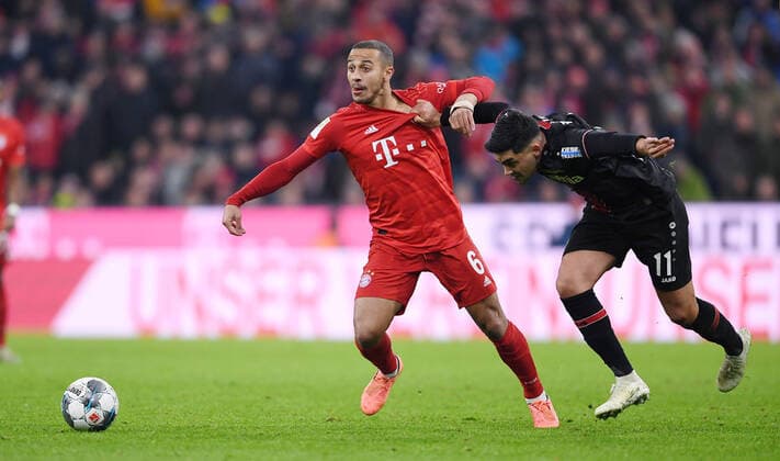 Fussball 1. Bundesliga Saison 2019 2020 13. Spieltag FC Bayern Muenchen - Bayer 04 Leverkusen 30.11.2019 Thiago Alcantara (li, FC Bayern Muenchen) gegen Nadiem Amiri (re, Bayer 04 Leverkusen) *** Soccer 1 Bundesliga Season 2019 2020 13 Matchday FC Bayern Muenchen Bayer 04 Leverkusen 30 11 2019 Thiago Alcantara li, FC Bayern Muenchen against Nadiem Amiri re, Bayer 04 Leverkusen