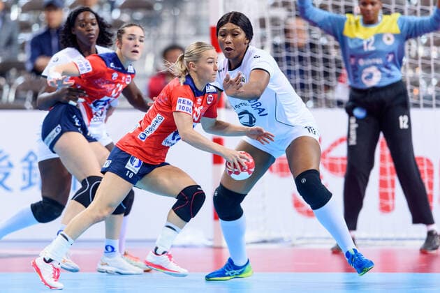 191205 Stine Bredal Oftedal of Norway and Albertina Kassoma of Angola during the Women s World Handball Championship game between Norway and Angola on December 5, 2019 in Kumamoto. Photo: Daniel Stiller Bildbyran kod DS 59416 bbeng dam women handball handboll world handball championship 2019 norway norge handball vm angola Copyright: DANIELxSTILLER BB191205DS003