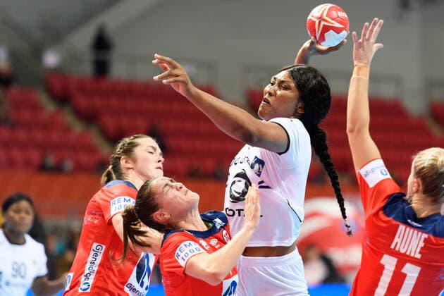 191205 Stine Skogrand of Norway defend against Albertina Kassoma of Angola during the Women s World Handball Championship game between Norway and Angola on December 5, 2019 in Kumamoto. Photo: Daniel Stiller Bildbyran kod DS 59416 bbeng dam women handball handboll world handball championship 2019 norway norge handball vm angola Copyright: DANIELxSTILLER BB191205DS006