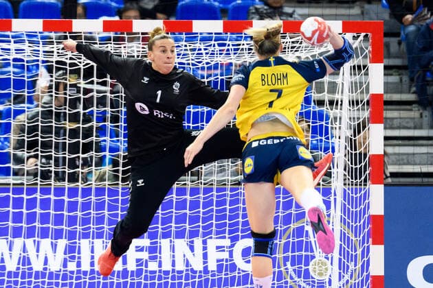 191205 Goalkeeper Marisol Carratu of Argentina against Linn Blohm of Sweden during the Women s World Handball Championship match between Sweden and Argentina on December 5, 2019 in Kumamoto. Photo: Ludvig Thunman BILDBYRAN kod LT 35694 bbeng dam women handball handboll world handball championship 2019 sverige sweden argentina Copyright: LUDVIGxTHUNMAN BB191205LT013