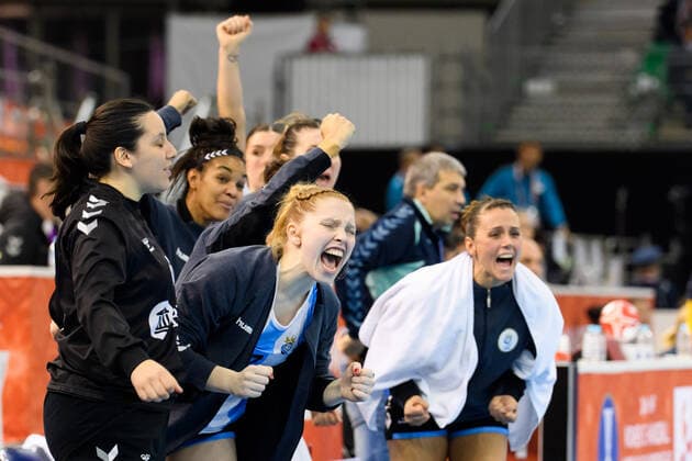 191205 The players of Argentina celebrate on the bench during the Women s World Handball Championship match between Sweden and Argentina on December 5, 2019 in Kumamoto. Photo: Ludvig Thunman BILDBYRAN kod LT 35694 bbeng dam women handball handboll world handball championship 2019 sverige sweden argentina jubel Copyright: LUDVIGxTHUNMAN BB191205LT040